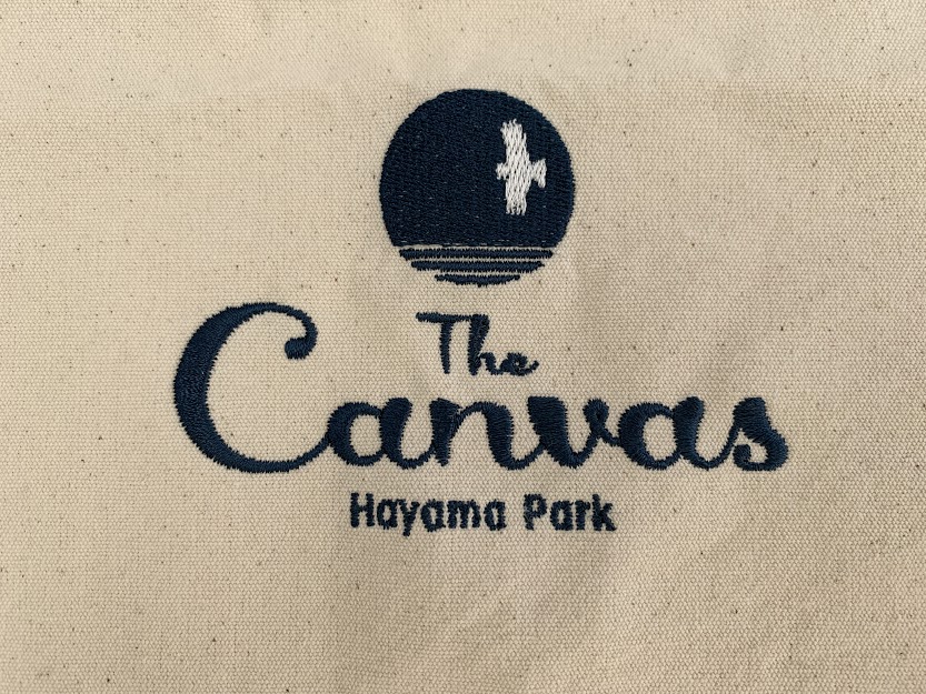 The Canvas Hayama Parkトートバッグのロゴ。刺繍で丁寧に繕われている。